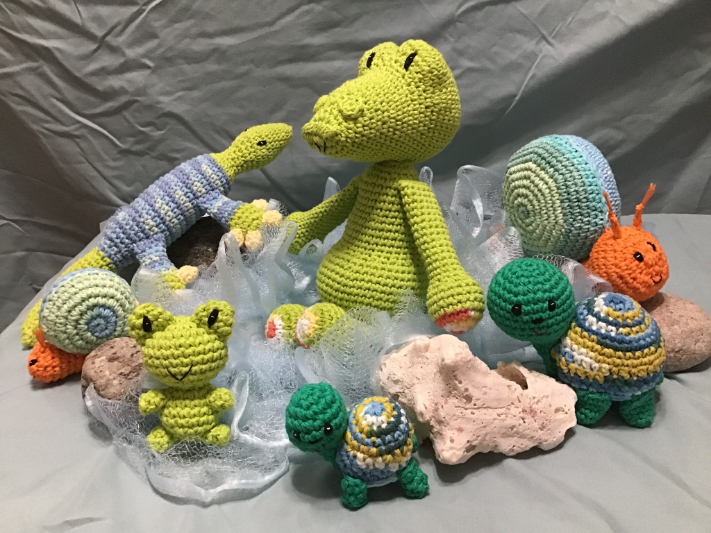 Stuffies from spring with a water theme (lizard, alligator, frogs, snails, turtles)